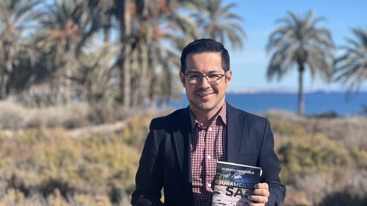 Alberto Cerezuela posa con un ejemplar de su segunda novela en el yacimiento de Turaniana.