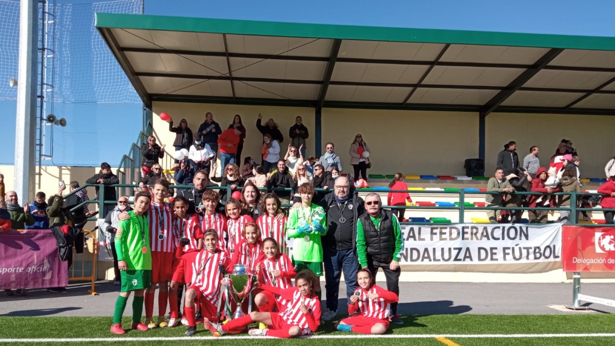 Las jugadoras rojiblancas celebrando el triunfo.