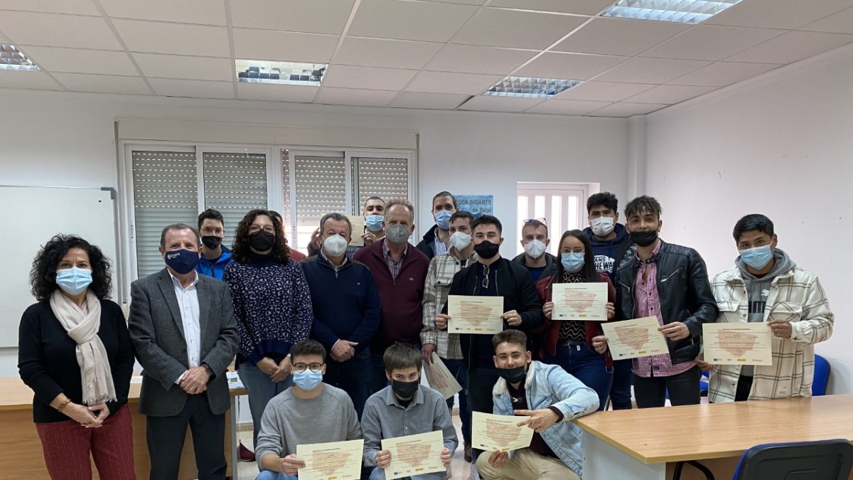 Entrega de diplomas a los graduados en Encargados de Finca Agrícola
