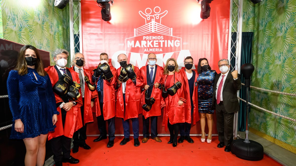 Los premios con el presidente del Club, Santiago Alfonso.