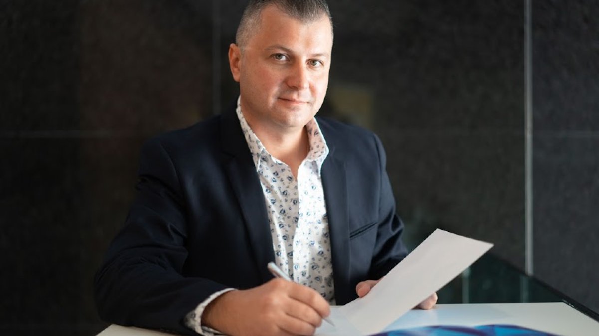 Viktor Kotsur, agente inmobiliario.