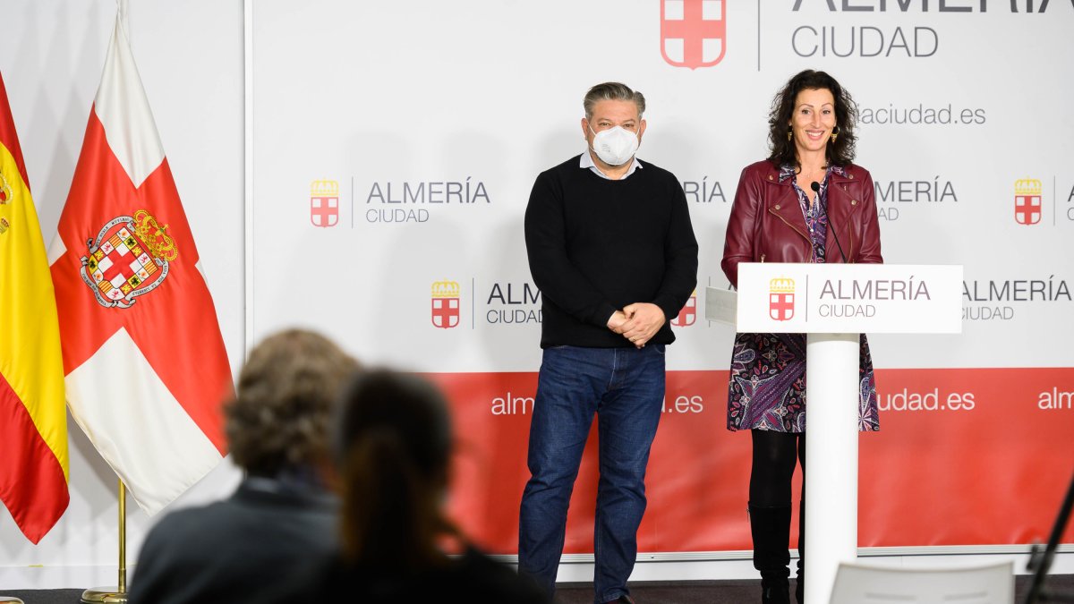 Diego Cruz y María Vázquez, durante la rueda de prensa celebrada esta mañana.