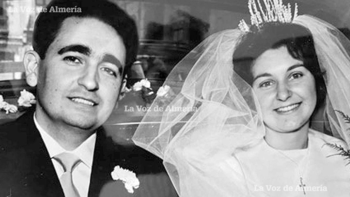 La pareja de recién casados en la iglesia de San Pedro, el 15 de mayo de 1961.