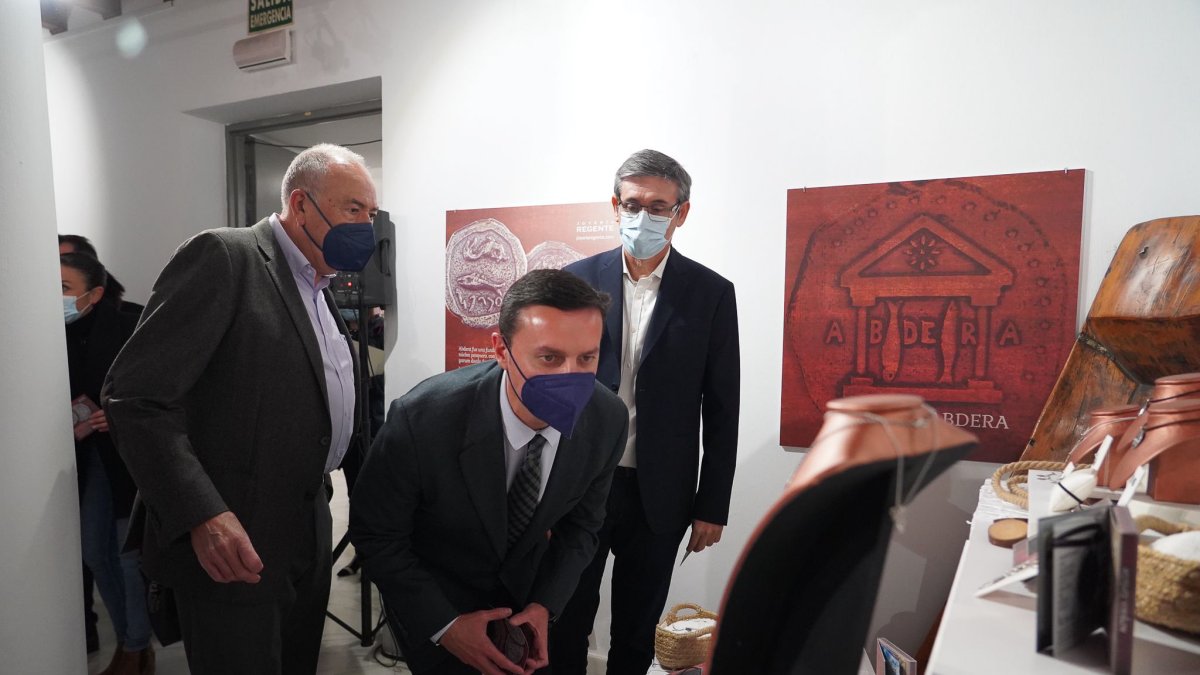 Durante la presentación de la colección en el Museo Municipal de Adra.
