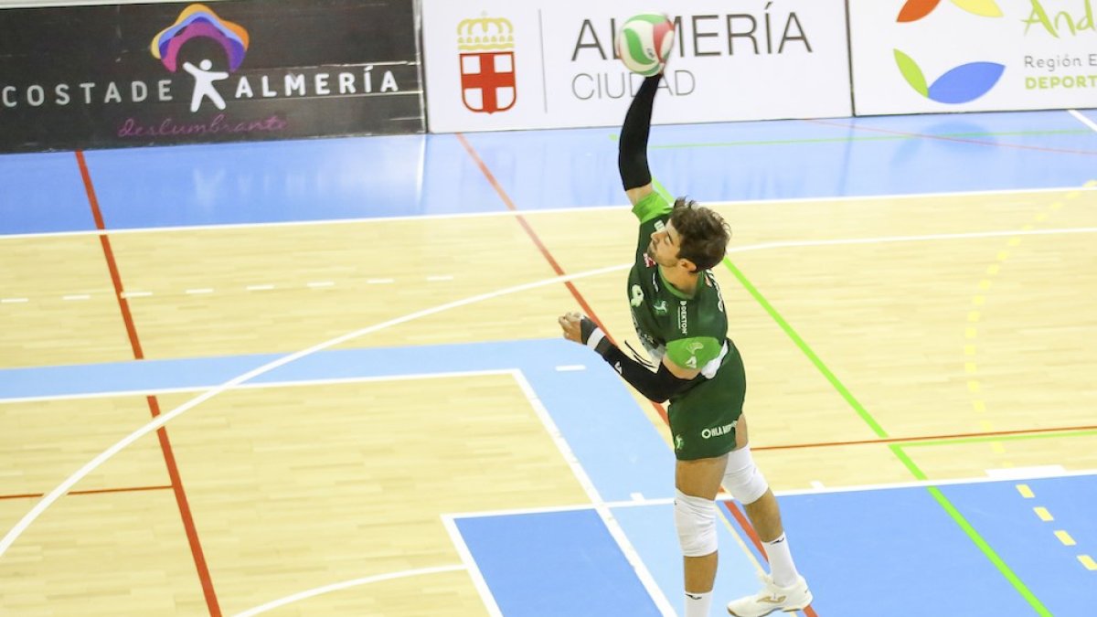 Juanmi González realizando el saque.