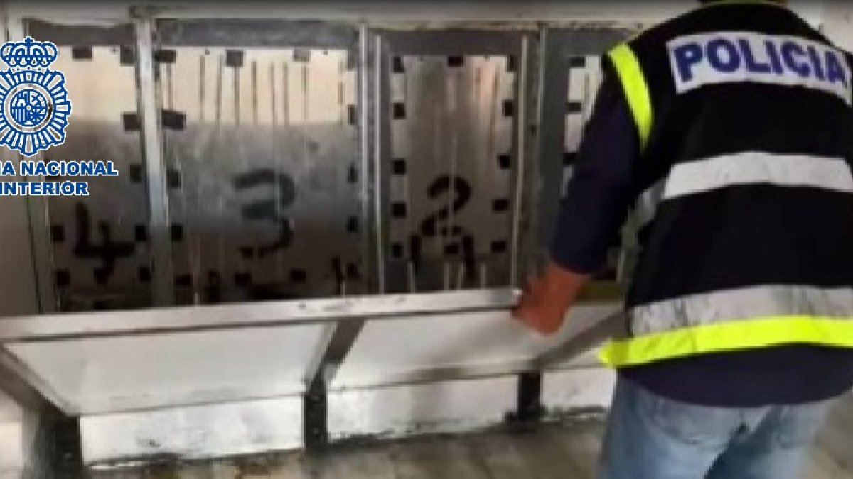 Un agente inspecciona uno de los dobles fondos.