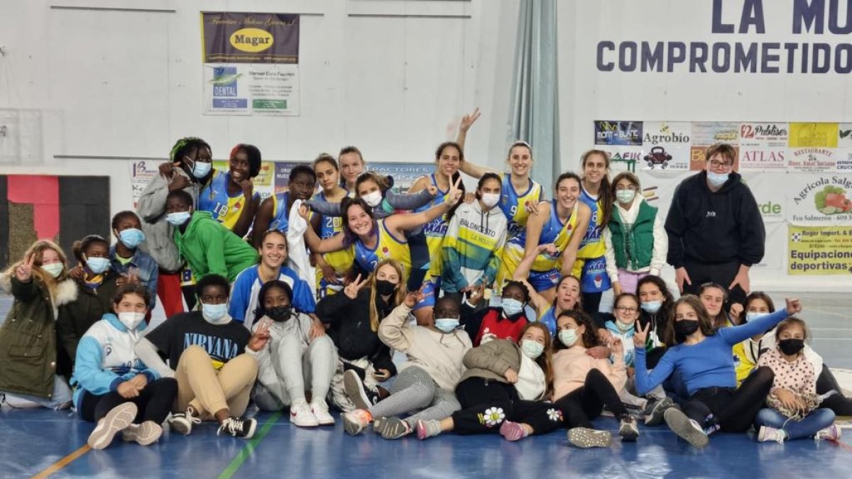 Foto de familia después de ganar en el derbi a Roquetas.