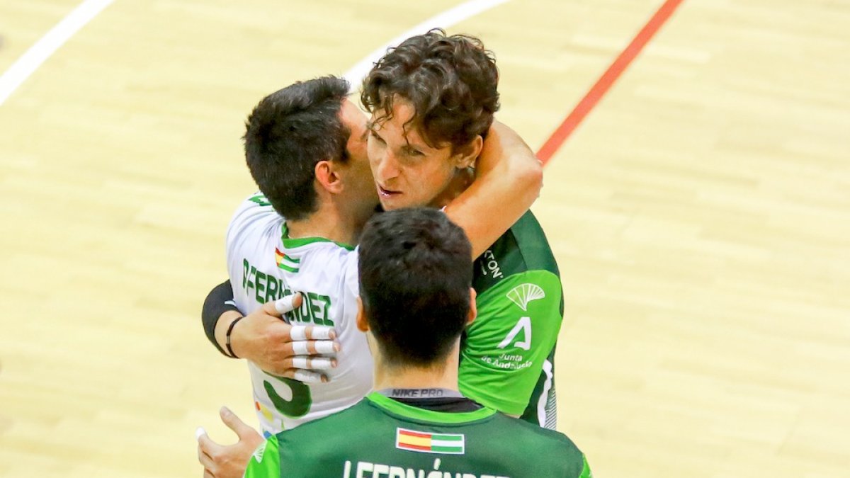 Marlon Palharini se abraza a Paquillo y Jorge Fernández en el Moisés Ruiz.