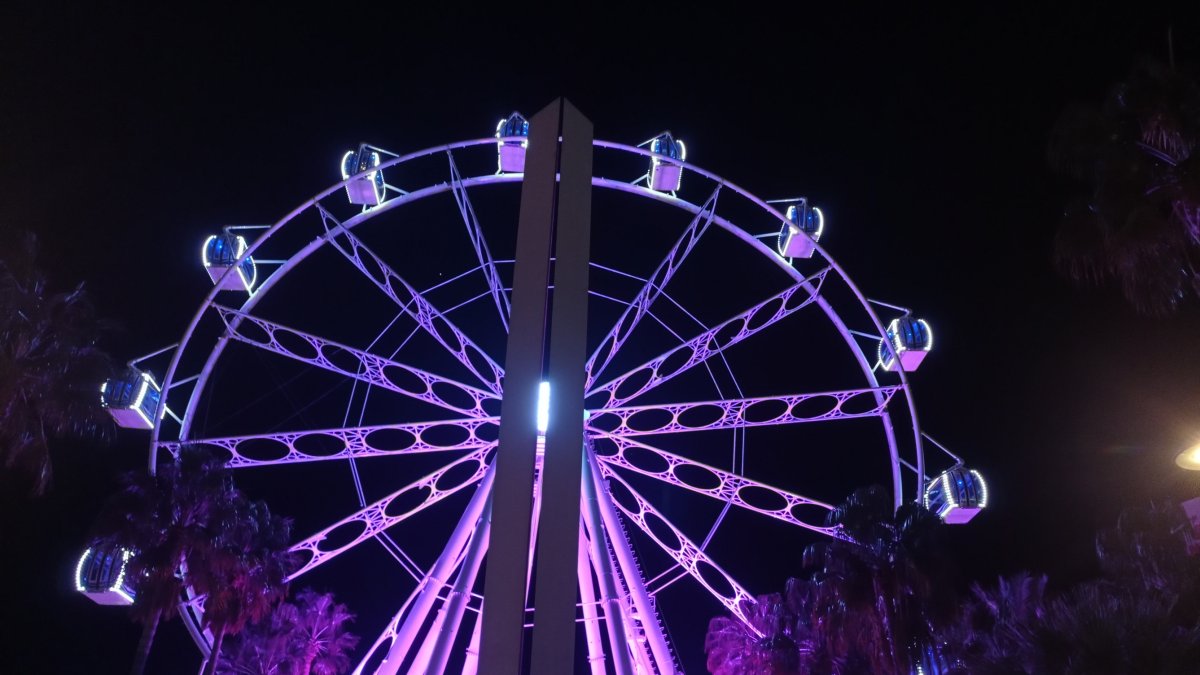 Imagen de la gran noria situada en la Plaza de las Velas.