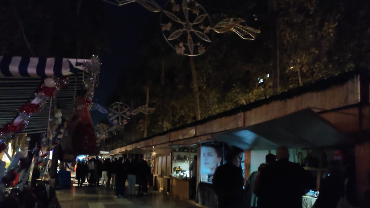 Casetas a oscuras en plena Rambla Federico García Lorca.