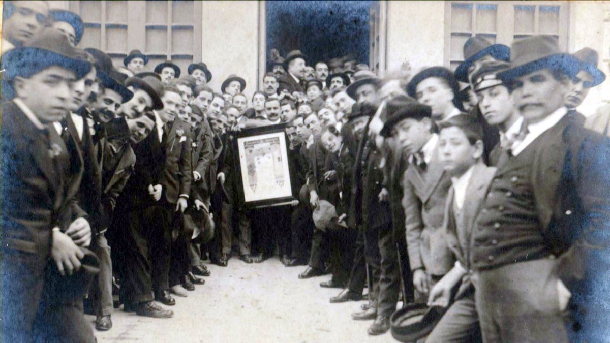 El director de la Sociedad Amigos del País, José López, con un diploma, en 1917 en una foto del Museo de Terque.