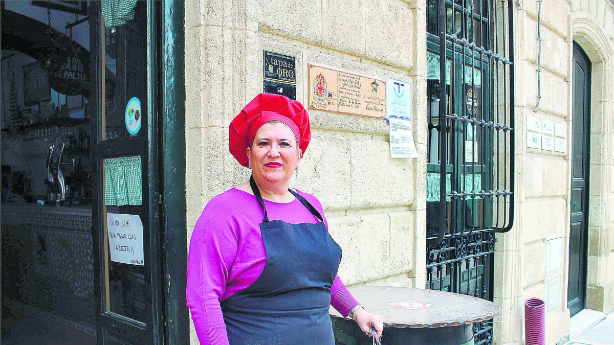 Mari Carmen, en la puerta del bar.