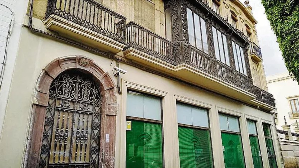 Fachada del edificio del Paseo de Almería