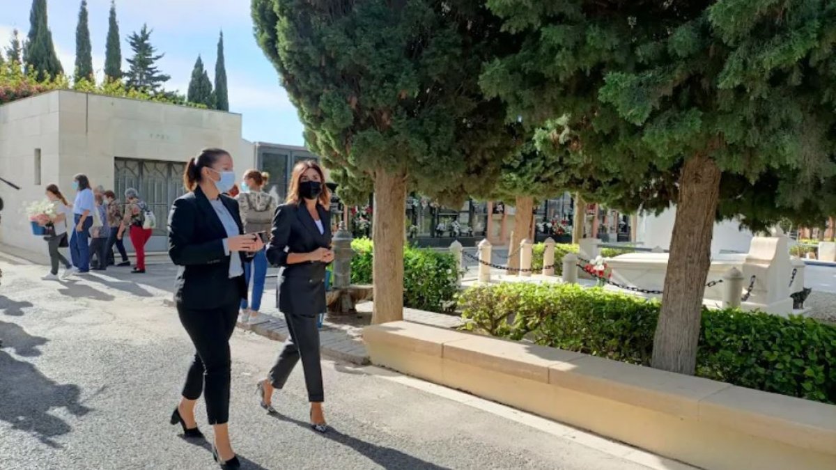 Visita al camposanto de San José de la concejal de Servicios Municipales, Sacramento Sánchez.
