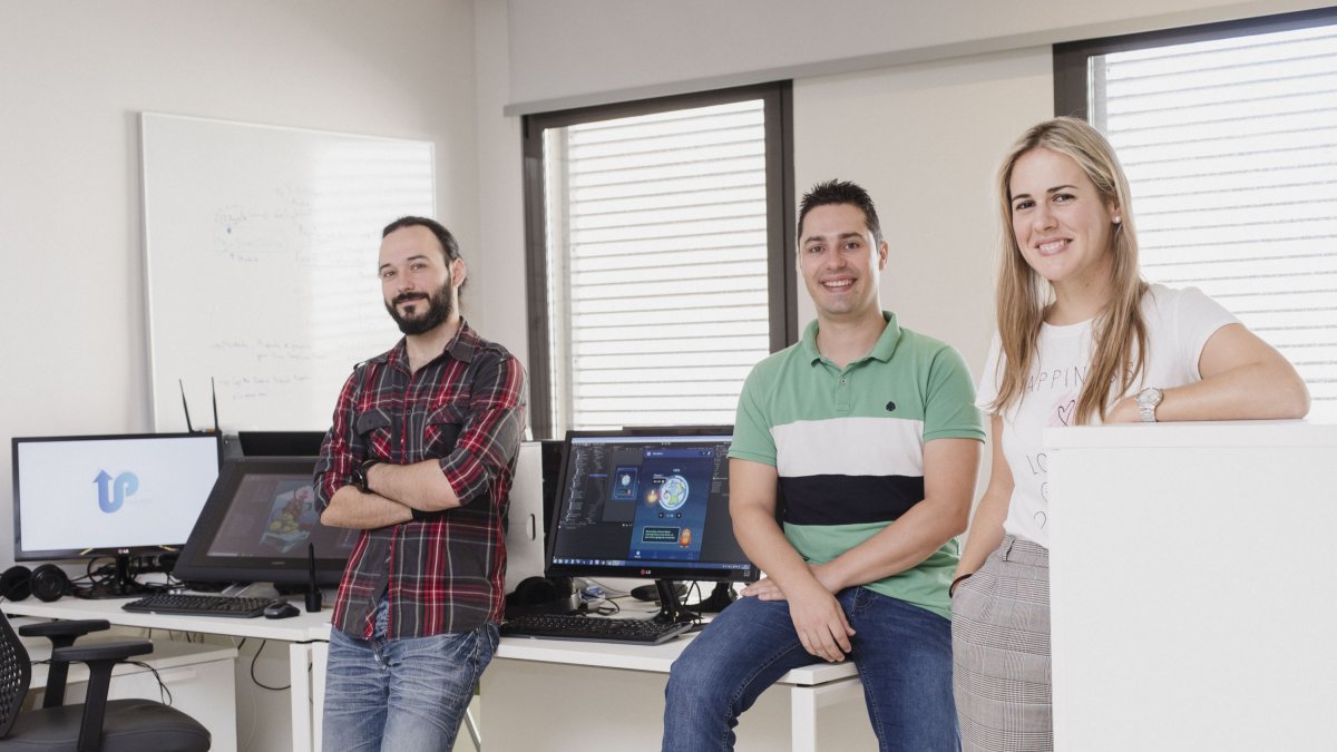 Hilarión Luque, junto a Rubén  Galera Martínez y Ana  Del Pino Estrella, del equipo de Upware Studios.