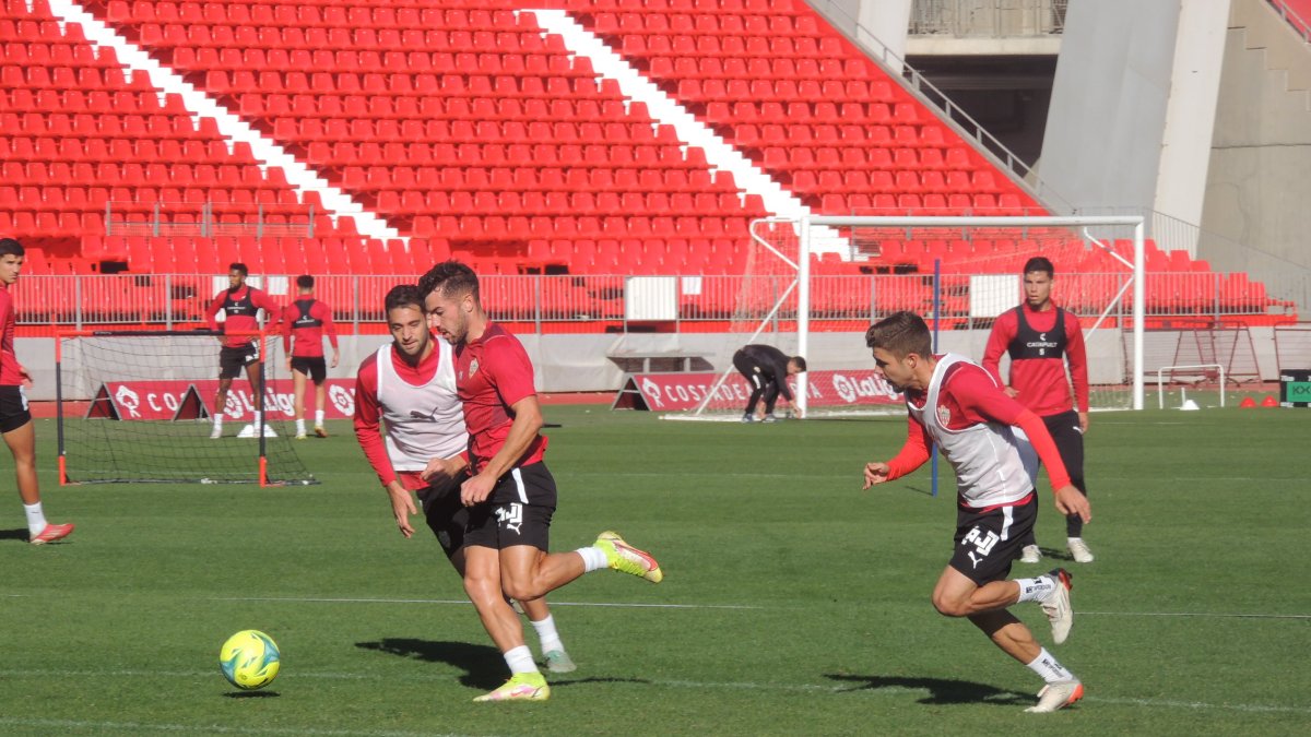 Curro Sánchez finalizando un ataque en el entrenamiento.
