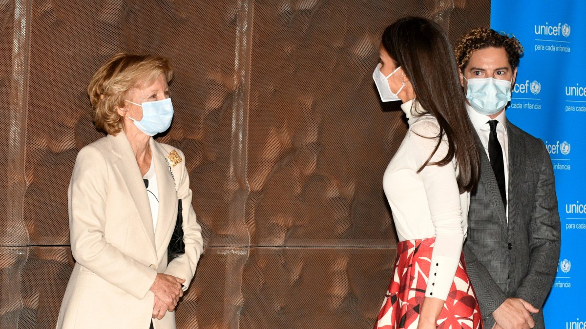 La reina Letizia junto al cantante David Bisbal a su llegada al acto central del 75º aniversario de UNICEF.