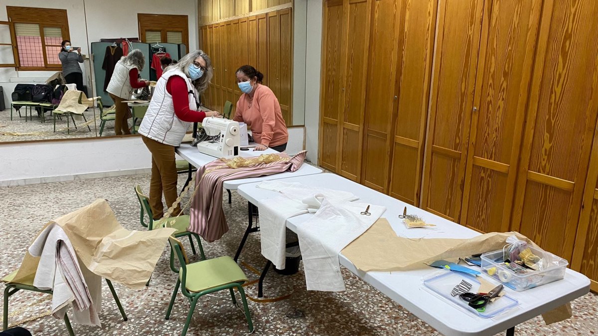 Voluntarias confeccionando la vestimenta para la celebración del auto sacramental de los Reyes Magos en Los Gallardos