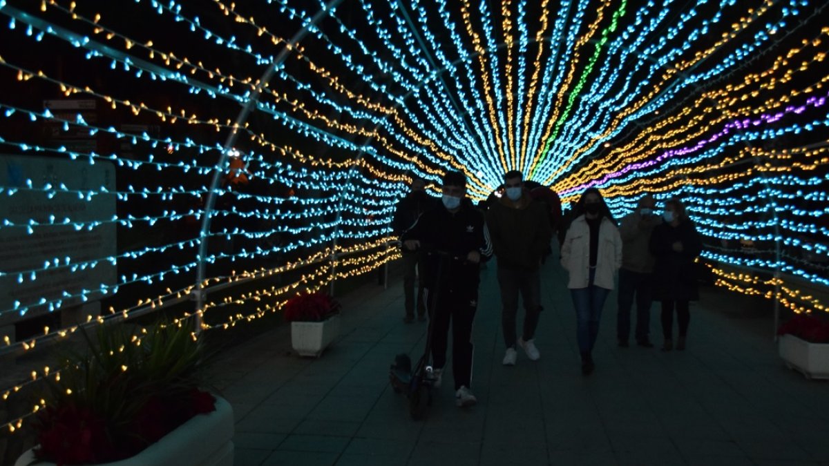 Túnel de luces multicolor de Vícar.