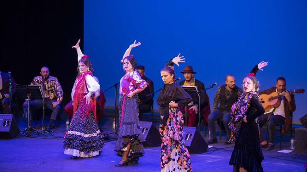 El Ayuntamiento de Almería celebra su primera zambomba flamenca de esta Navidad.