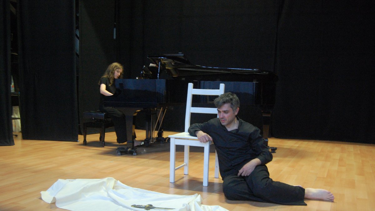 El climax del recital llegó con la escena de la muerte de los jóvenes amantes de Verona sobre el escenario de la EMMA. Foto de V.N.