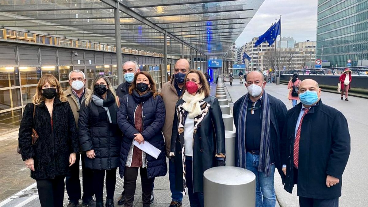 La consejera Carmen Crespo y representantes del sector pesquero ayer en Bruselas.