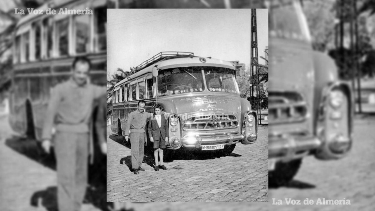 Uno de los coches de la marca ‘Leyland’ de la empresa de transportes de Paco Gázquez. Hacía el servicio con Barcelona. Su conductor era Rafael Plaza.