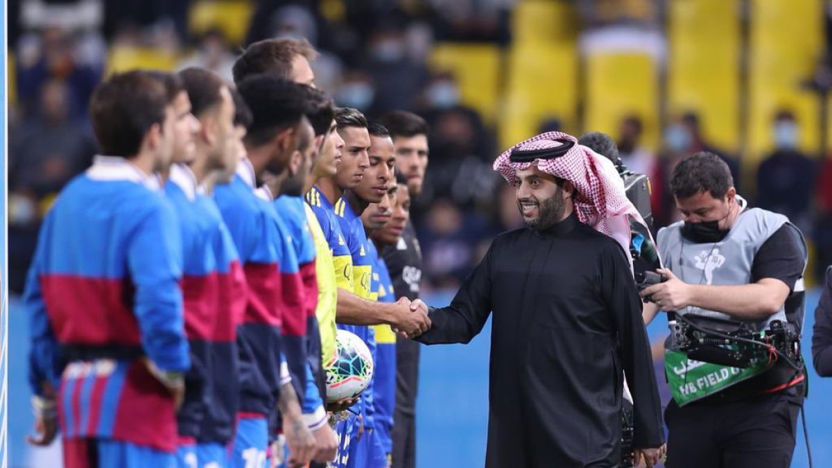 Turki Al-Sheikh saludando a los futbolistas de Barça y Boca Juniors.