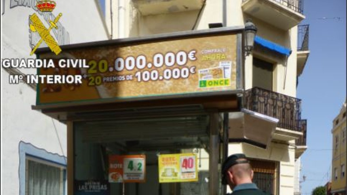 Un agente de la Guadia Civil en uno de los puntos de venta de la ONCE.