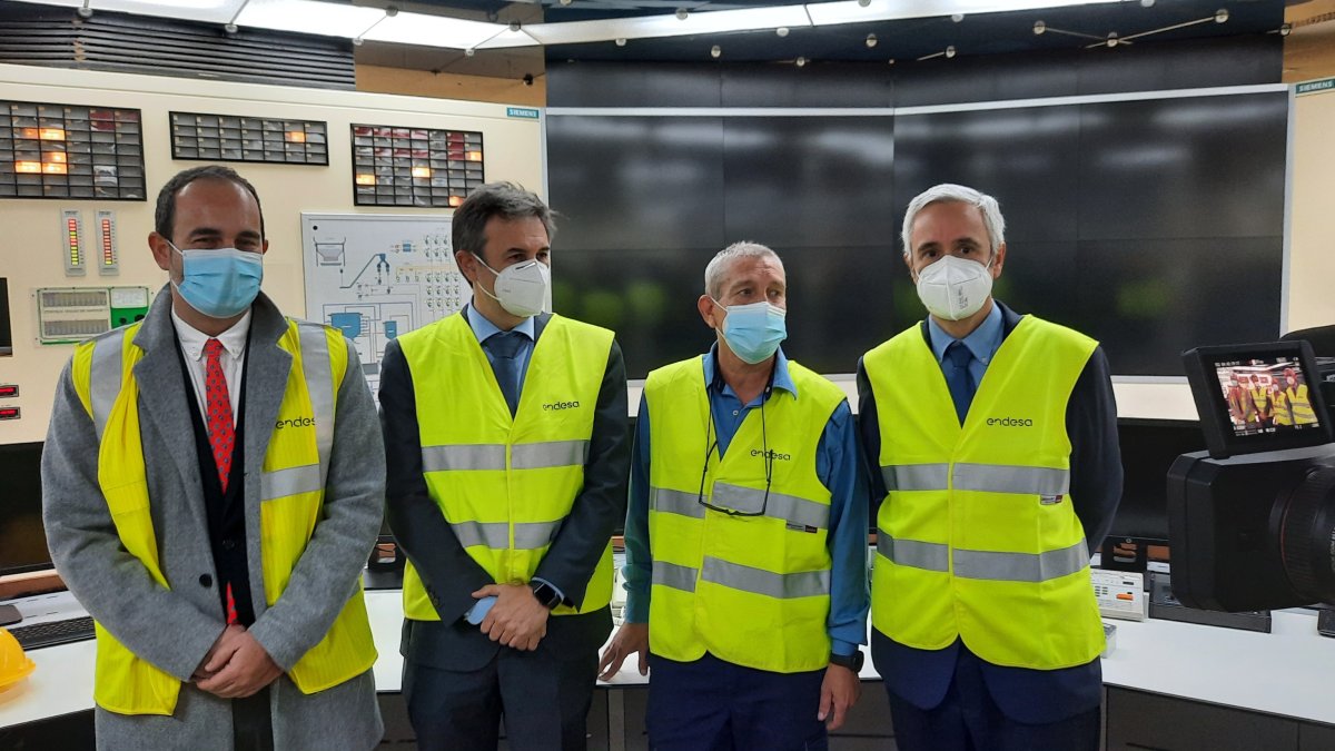 El alcalde de Carboneras junto al delegado del gobierno, el subdelegado y el director general de Endesa