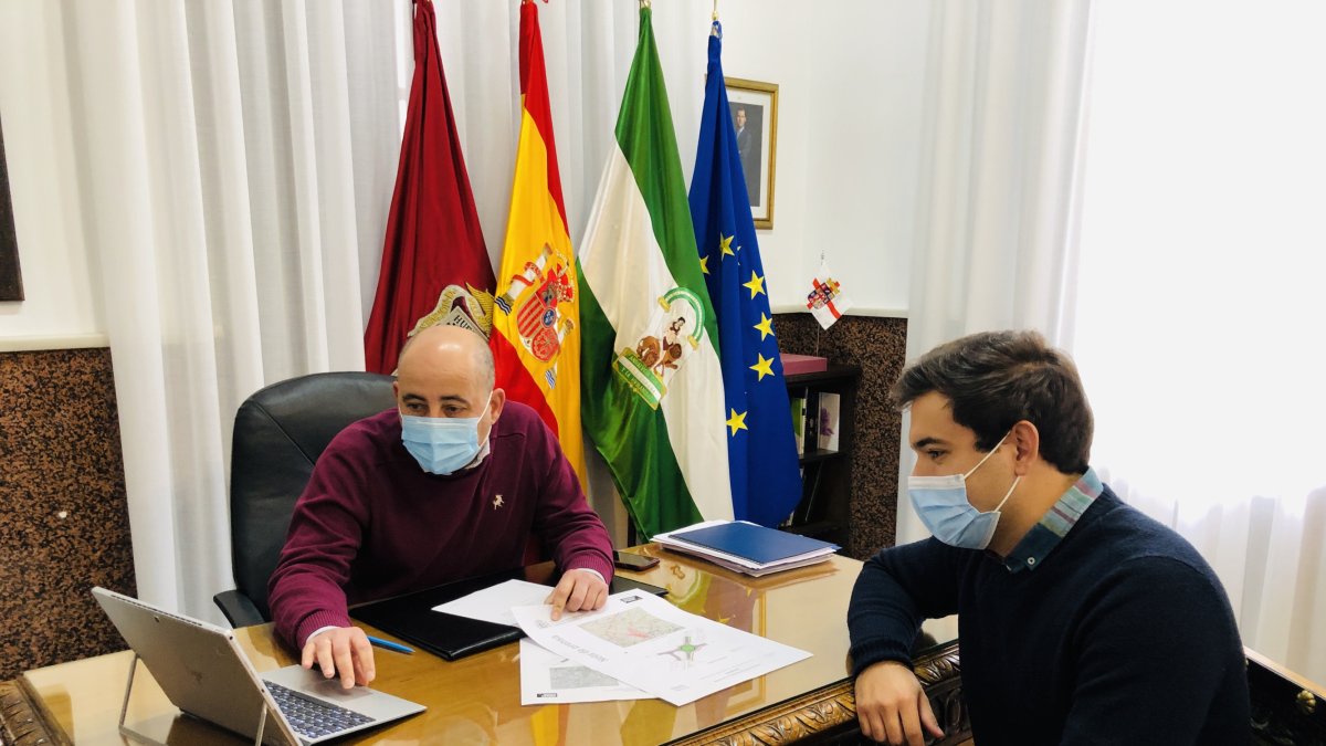 Foto de archivo alcalde y edil de Urbanismo revisando el proyecto.