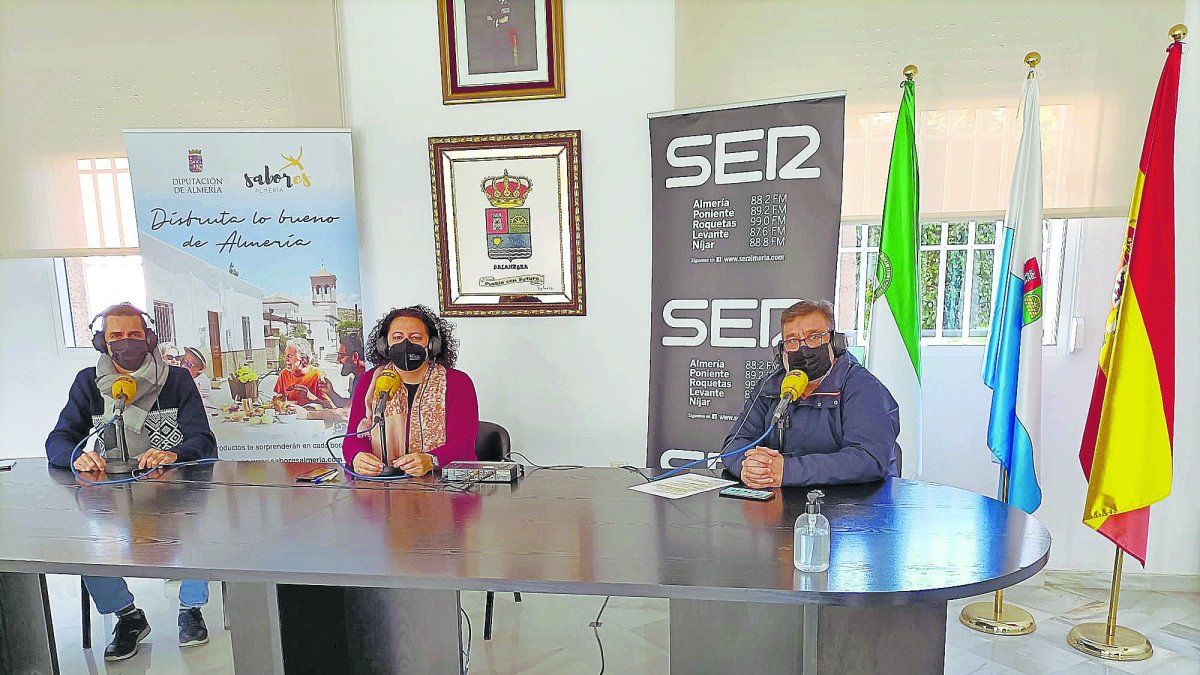 La alcaldesa de Balanegra ha ejercido de anfitriona en el programa de radio.