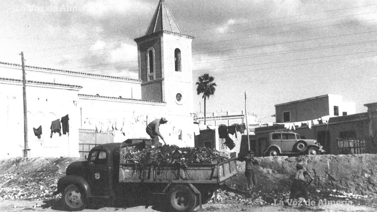 En la plazoleta que había a la entrada del Barrio Alto, frente a los muros de la iglesia, se formaba un vertedero impuro, propio de aquellos tiempos.
