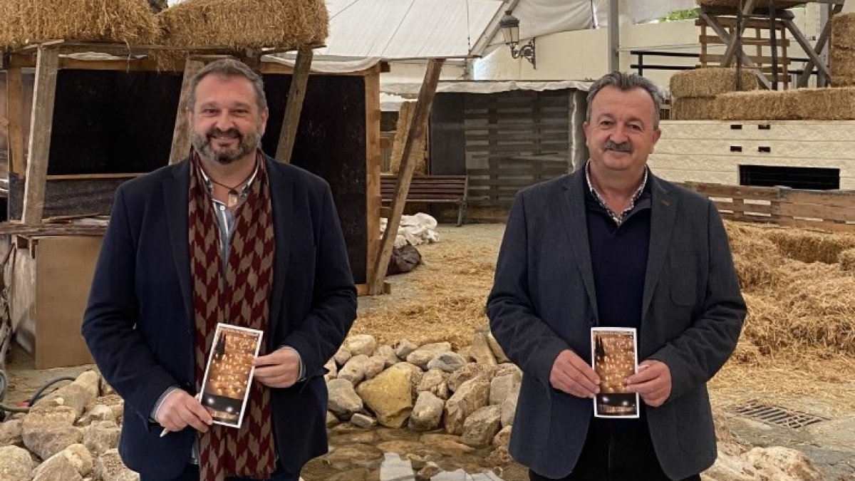 Alcalde y concejal de Cultura durante la presentación del programa de navidad de Pulpí