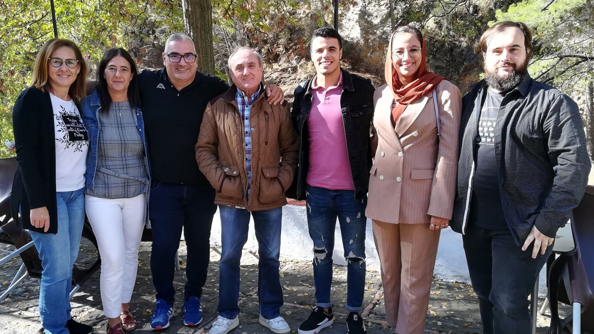 Izqda. junta saliente, derecha junta entrante y en el centro el socio que ha asistido a todas las olimpiadas presenciales.