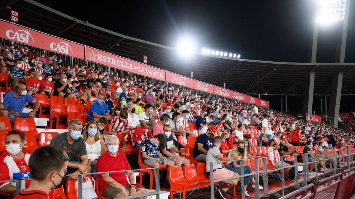 Se han visto muchas butacas vacías en el recinto deportivo de la Vega de Acá.