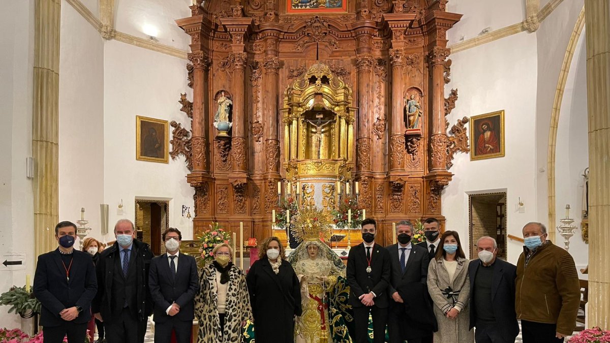 Fotografía de familia durante el acto celebrado.