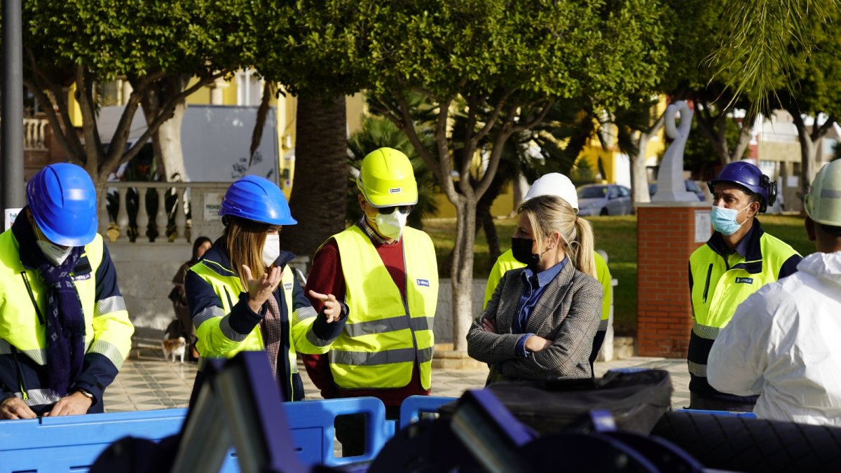 Visita de las autoridades políticas a las obras en Roquetas de Mar.