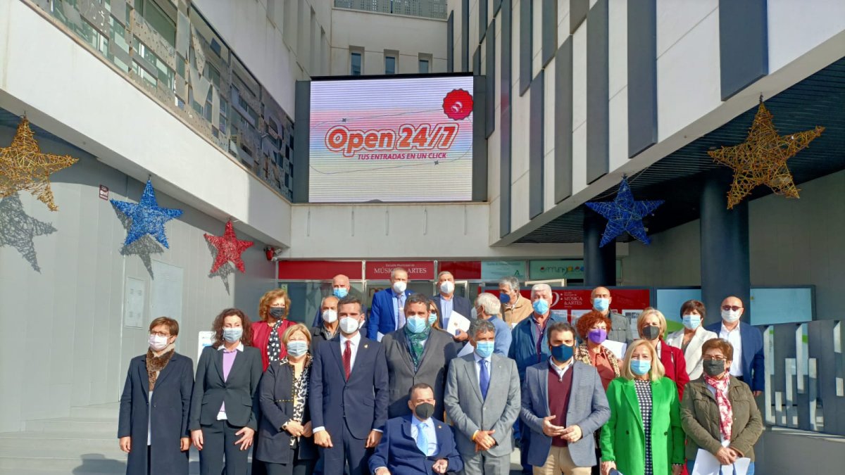 Foto de familia de los funcionarios que se jubilan y la representación municipal