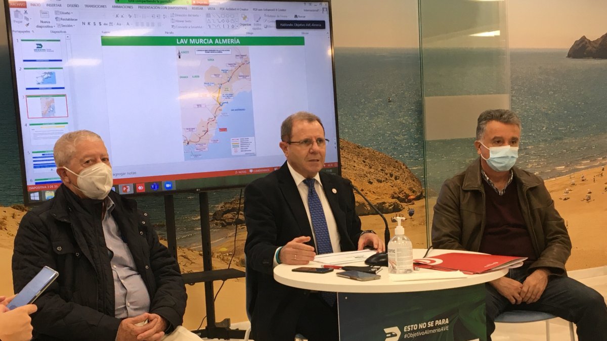 Jerónimo Parra, en el centro, esta mañana en la sede de la Cámara.