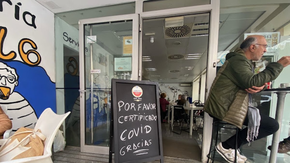 Una pizarra en una cafetería de Almería informa de la obligación de presentar el pasaporte Covid.