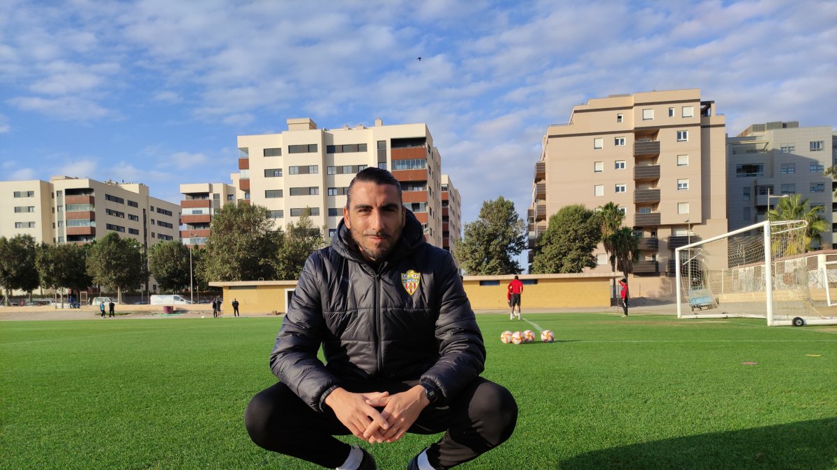 Posando para LA VOZ y Cadena SER en el campo de la Vega de Acá.