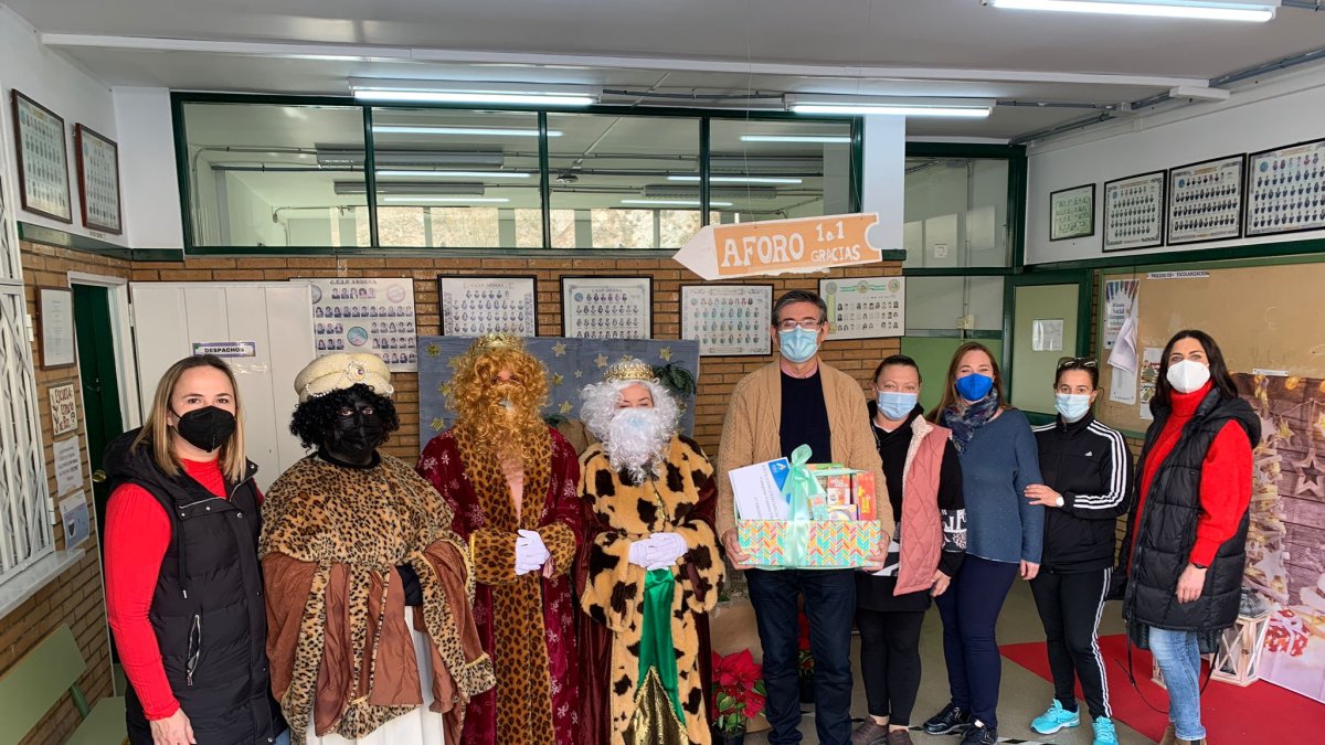 El CEIP Abdera gana el XXVII Concurso Escolar de Belenes con su creación “sostenible” de papel de periódico.