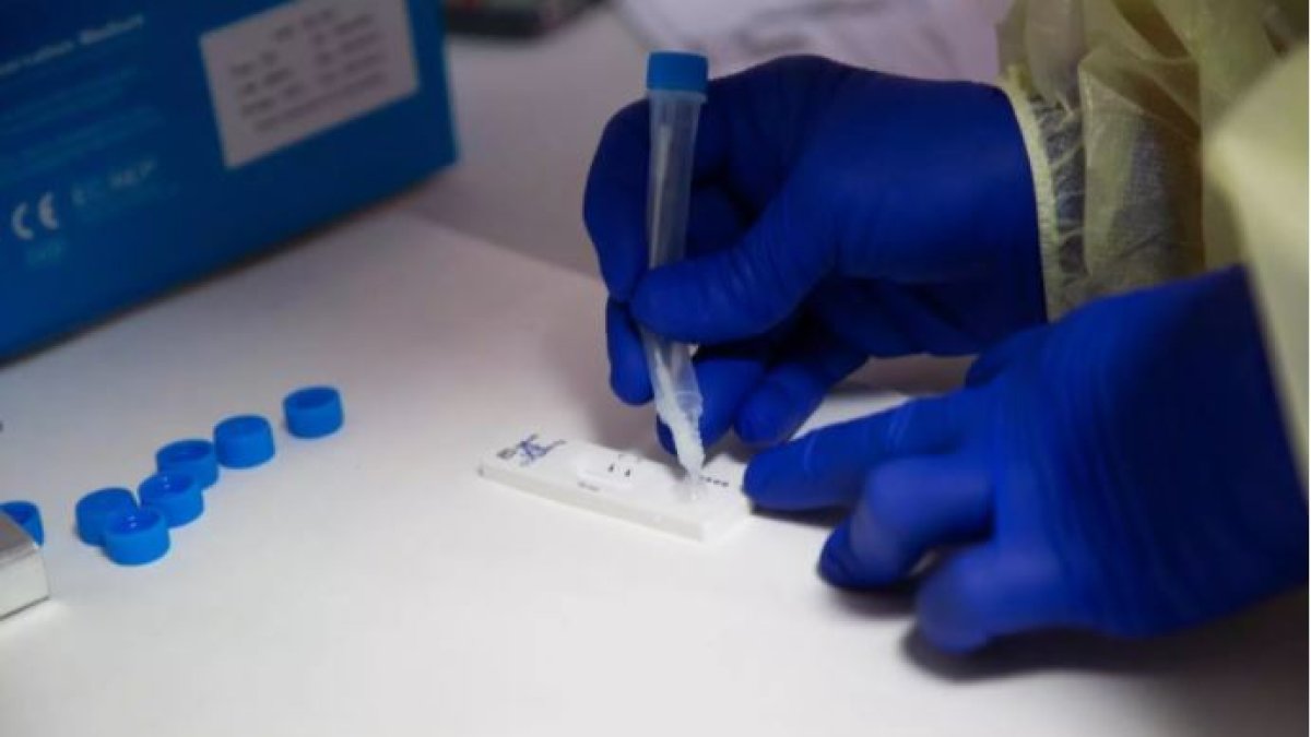 Una sanitaria comprueba el resultado de un test de antígenos.