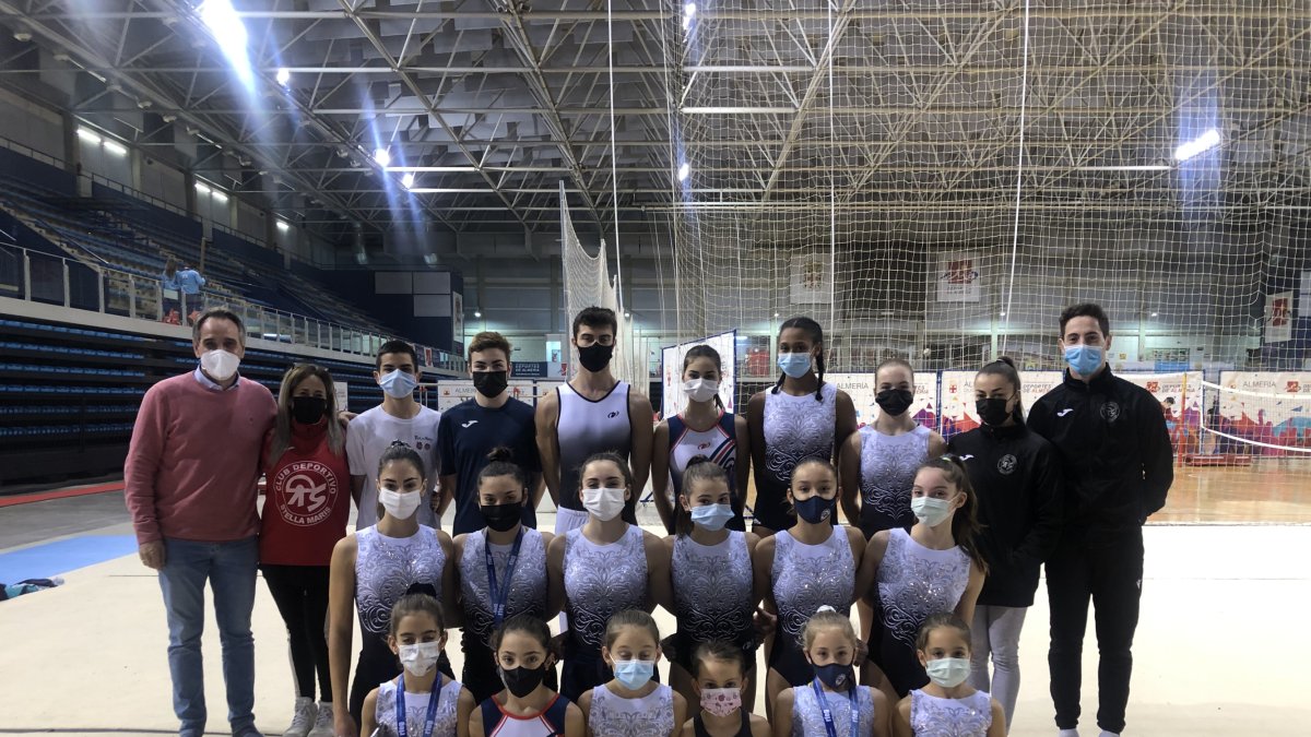 Juanjo Segura con los deportistas almerienses en el Palacio.