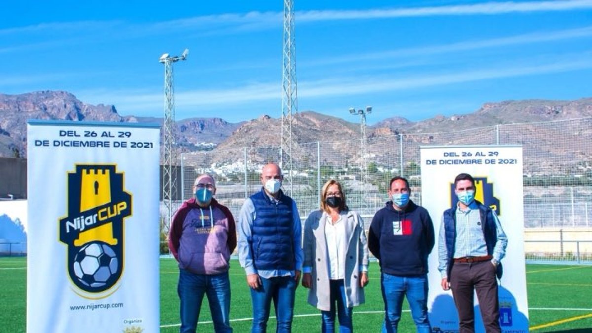 Ayuntamiento de Níjar e Indalsoccer en una apuesta decidida por el deporte de cantera.
