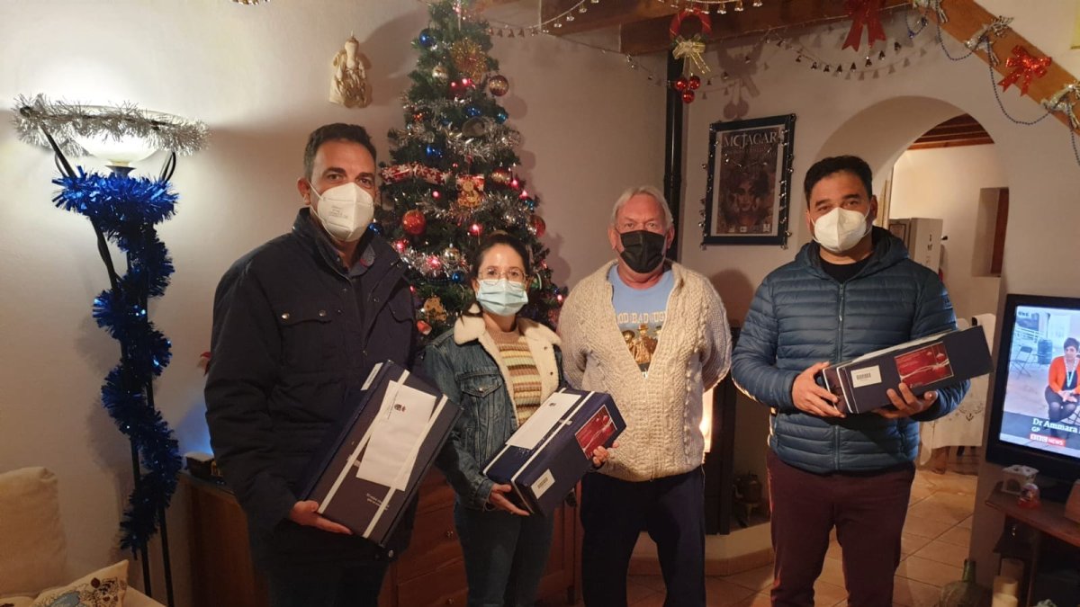 Alcalde y concejales en una de las visitas realizadas.