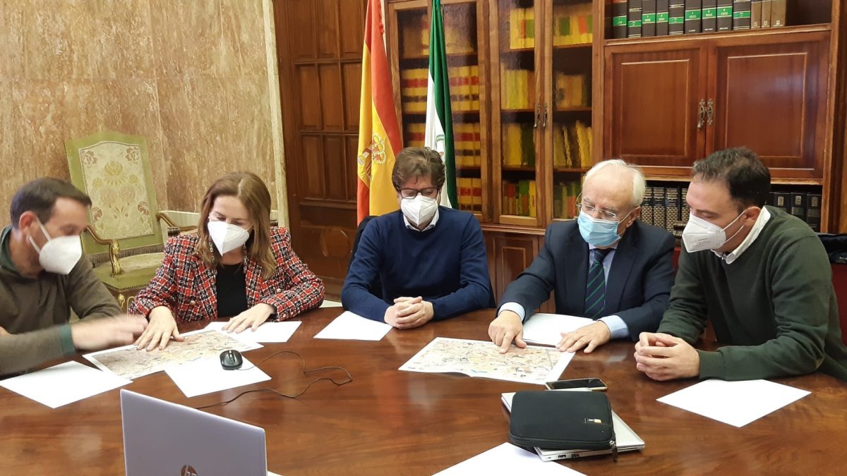 Autoridades durante la reunión.