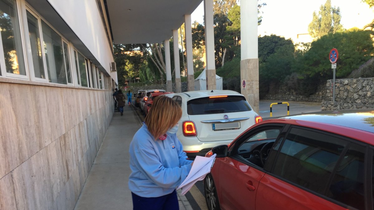Colas en la Bola Azul para hacerse una prueba PCR.