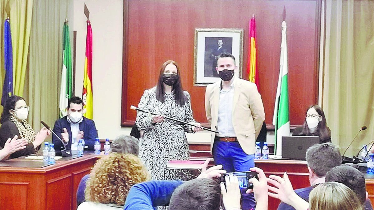 María Isabel López con la vara de mando.